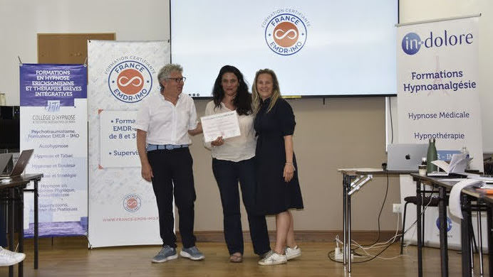 Remise de la Certification EMDR à Dominique BARTOLI par Laurent GROSS et Laurence ADJADJ